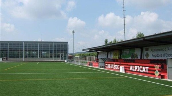 4名15岁西班牙球员持刀闯进对手更衣室并发视频 事后被俱乐部开除