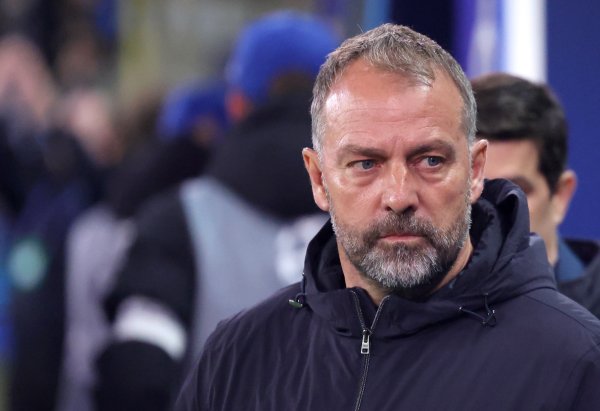 每体：赛后两名巴萨球迷向切尔西看台投掷物品，被警方拘留