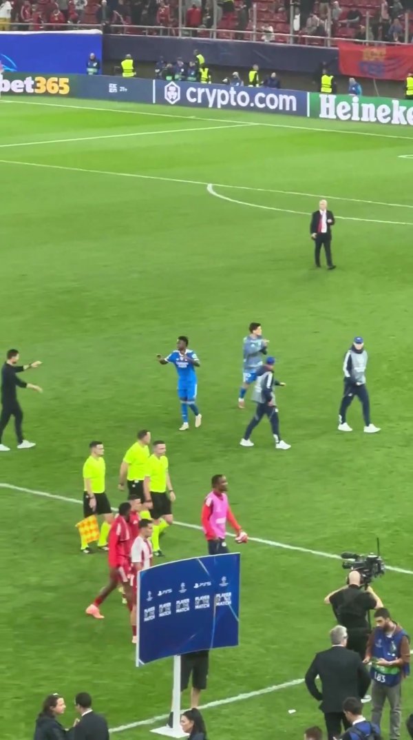 冰释前嫌？欧冠获胜后谢场，维尼修斯回身与阿隆索击掌拥抱