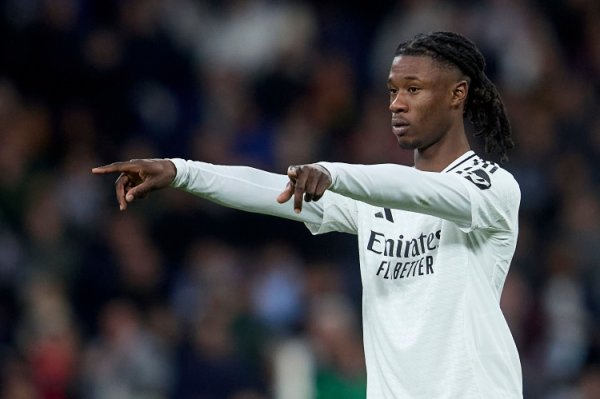 记者：卡马文加复返更衣室时在与队医雷同，塞巴略斯一经热身