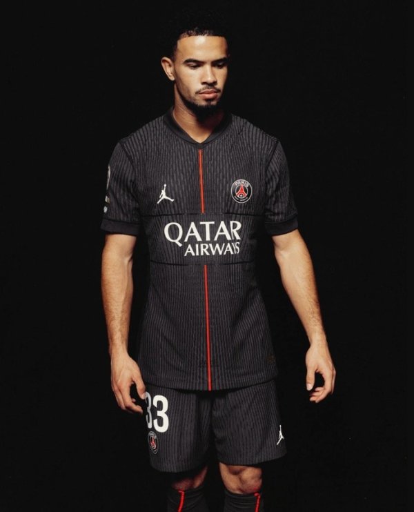 尽显优雅前锋！巴黎圣日耳曼发布2025-26赛季第四球衣