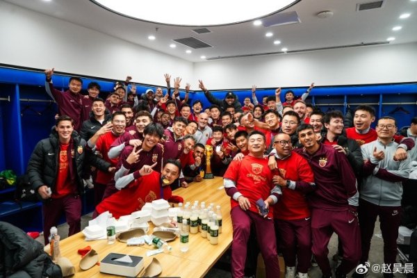 三连冠已毕！上海海港新闻官晒更衣室夺冠合影