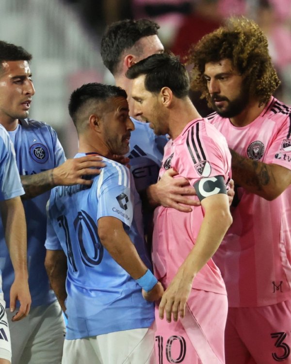 拦王人拦不住！敌手疑似肘击法尔肯，梅西出面“教育”阿根廷老乡