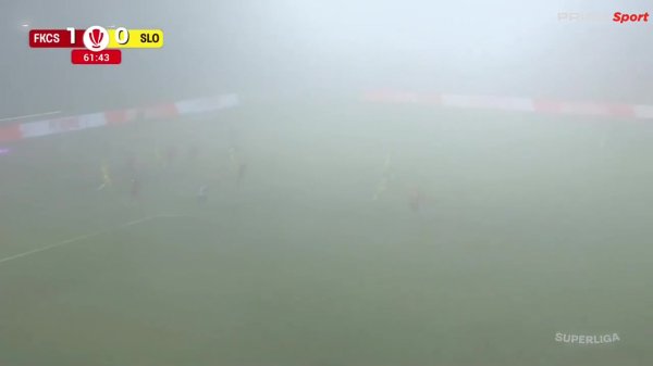 球在哪东谈主在哪❓罗马尼亚联赛惊现大雾天超远吊射，转播镜头都被晃