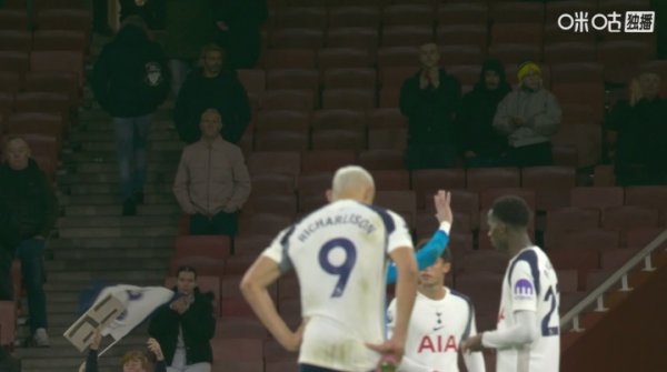 德比惨败！热刺球员赛后谢场，但是客队球迷已三三两两