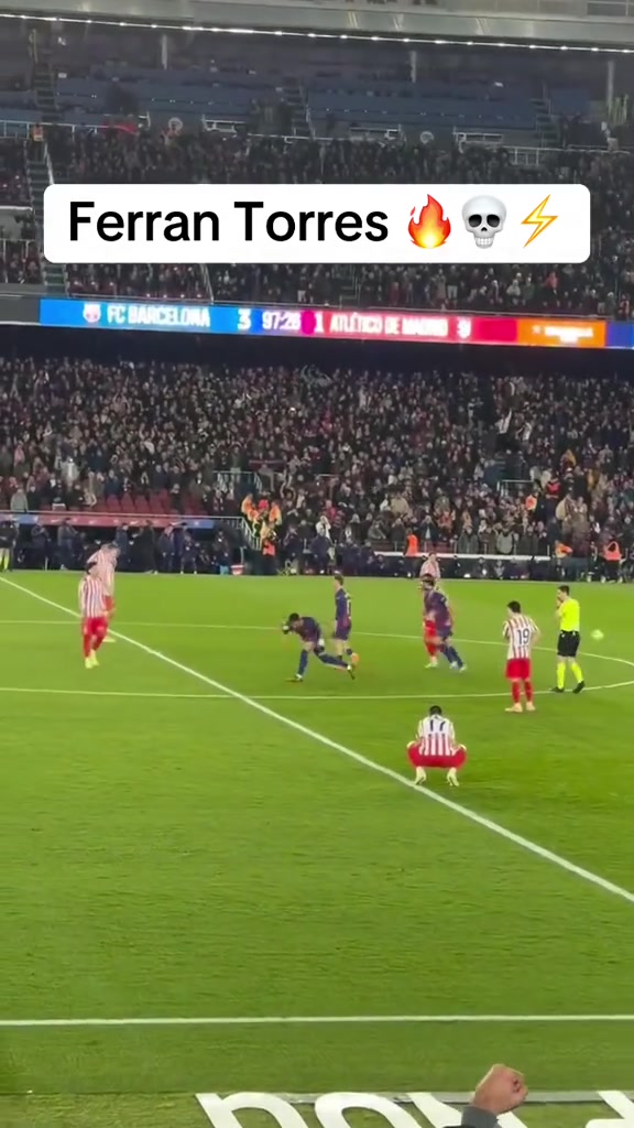 裁判说明进球灵验后，费兰在诺坎普中圈献技“农夫三拳”宣泄